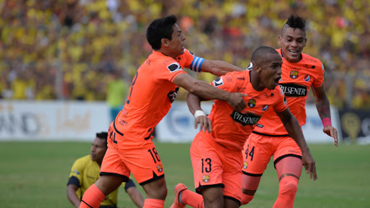 Ely Esterilla (c) junto a Matías Oyola (i) y Jonatan Álvez en la celebración de su gol con Barcelona SC