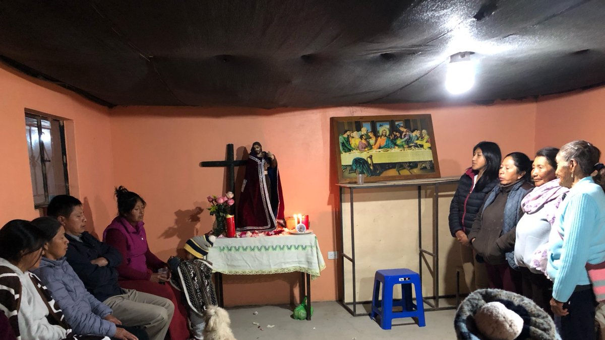 Un  grupo de pocas mujeres que, desde su infancia han dedicado su voz y devoción a los rezos, mantiene aún la tradción en Latacunga.