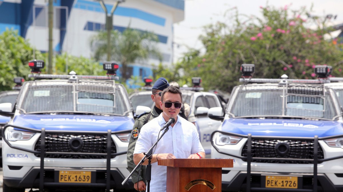 El presidente y candidato Daniel Noboa en la entrega de vehículos a la Policía Nacional.
