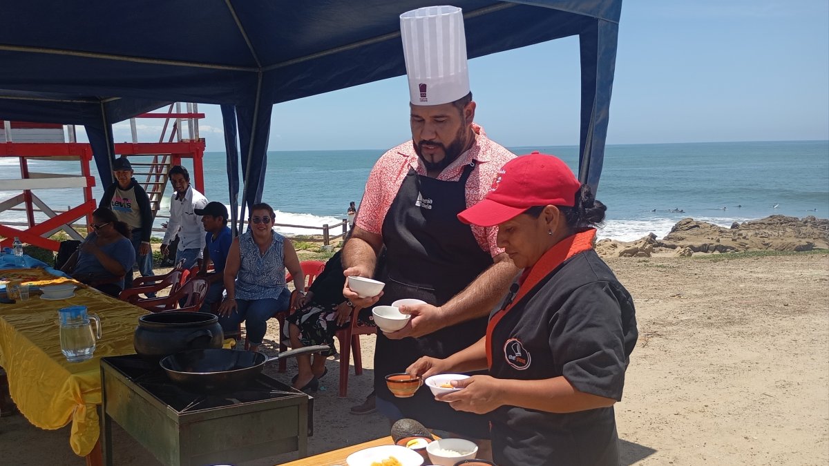 Un grupo de emprendedores de la comuna Engabao se preparan para este festival gastronómico.