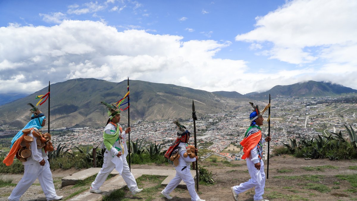 Los danzantes indígenas Yumbos participan en una ceremonia tradicional el pasado 22 de marzo de 2025 en Quito (Ecuador)