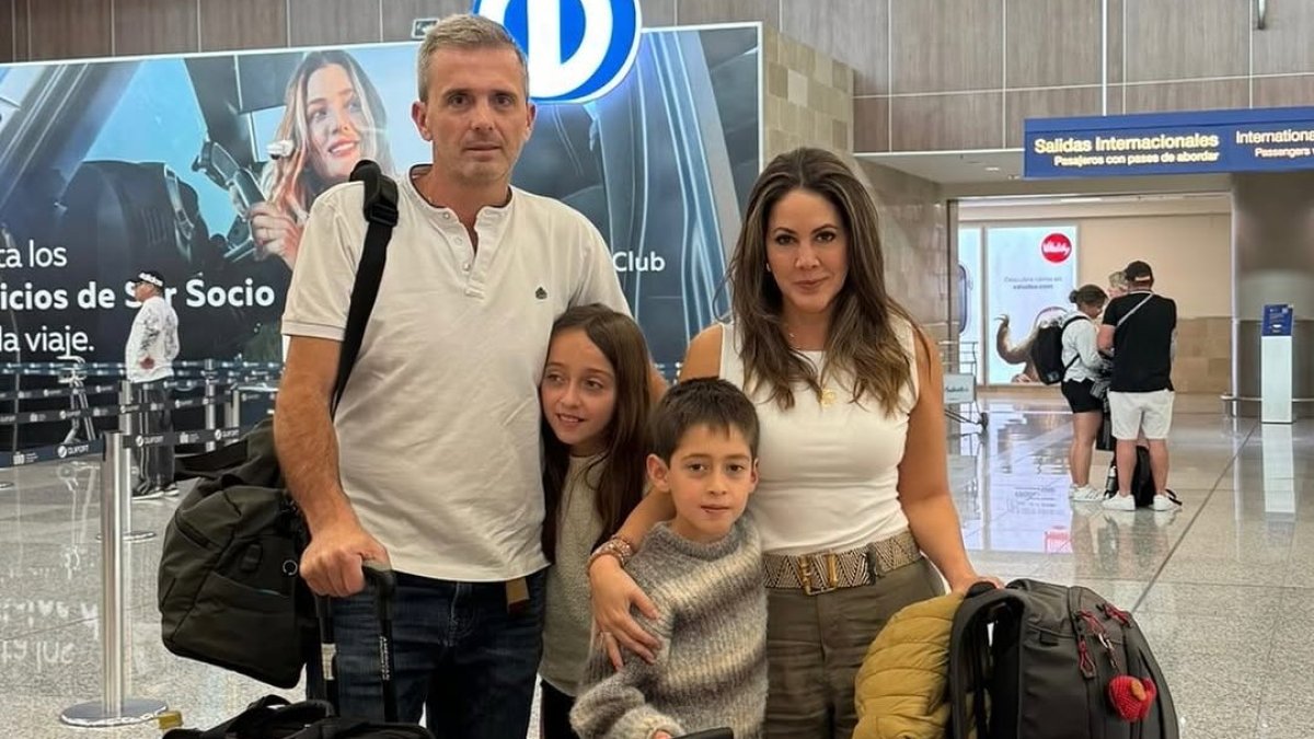 Denisse Molina con su esposo e hijos.