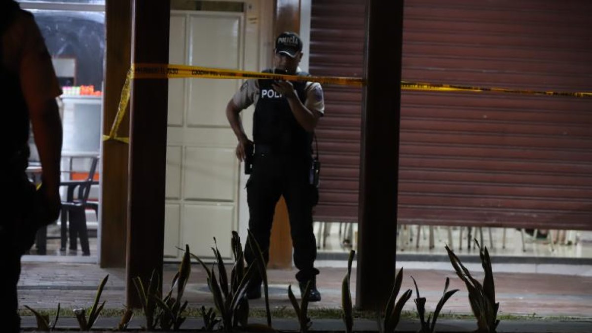 Un agente policial custodia la escena del crimen en el cangrejal de Sauces 6, la noche del miércoles 26 de marzo.