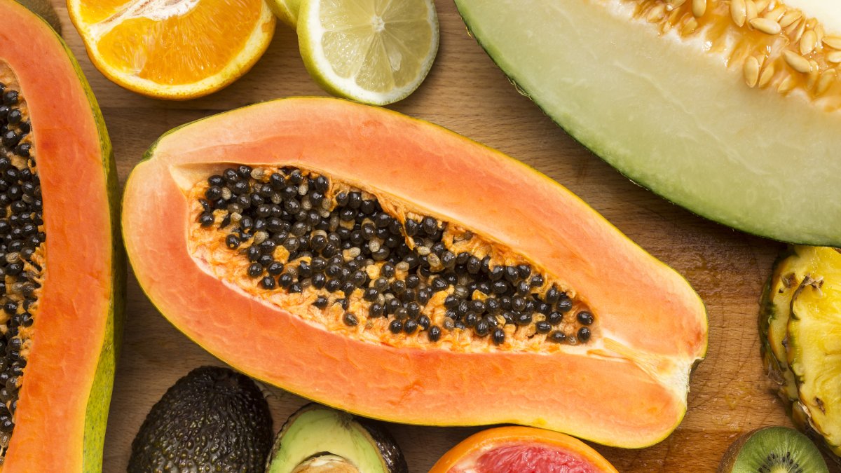 ¿Papaya en la noche? Sí, pero con precaución. Descubre cómo consumirla sin afectar tu digestión ni tu descanso.