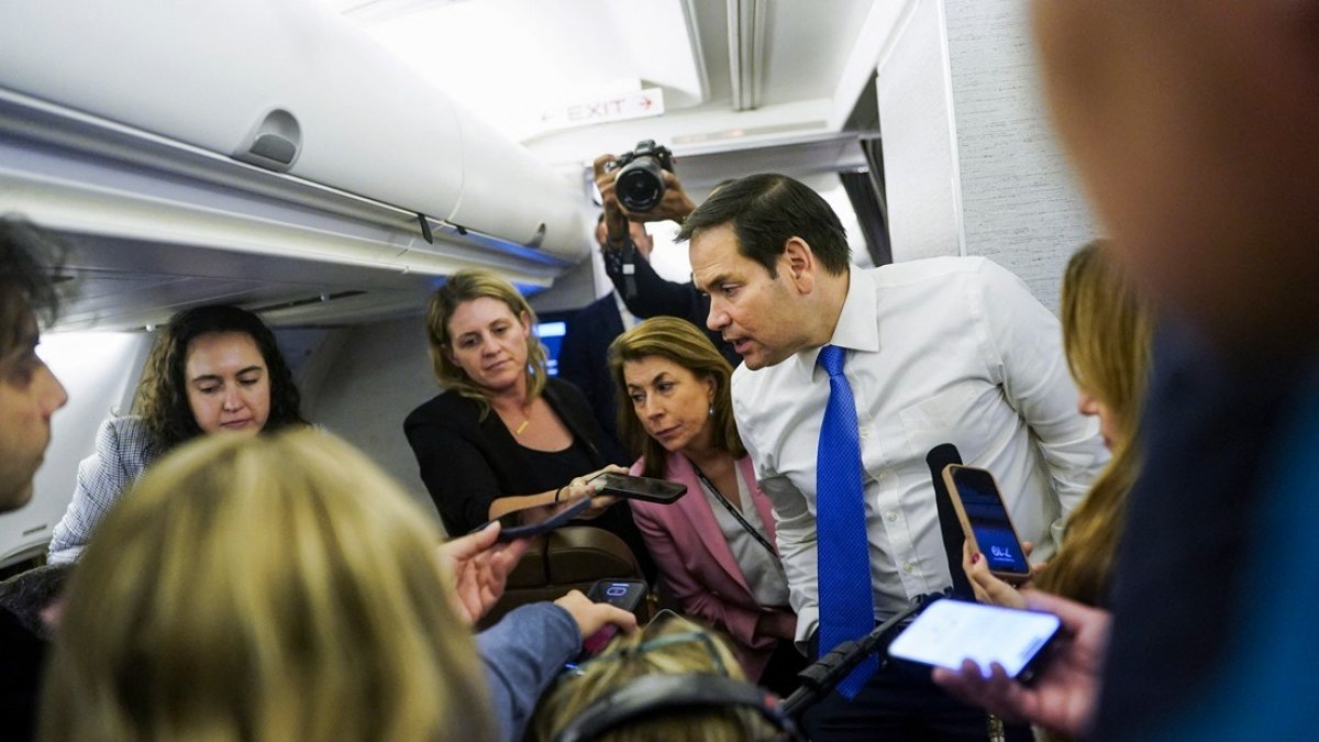 El Secretario de Estado de Estados Unidos, Marco Rubio, dando declaraciones a periodistas a bordo de un avión.