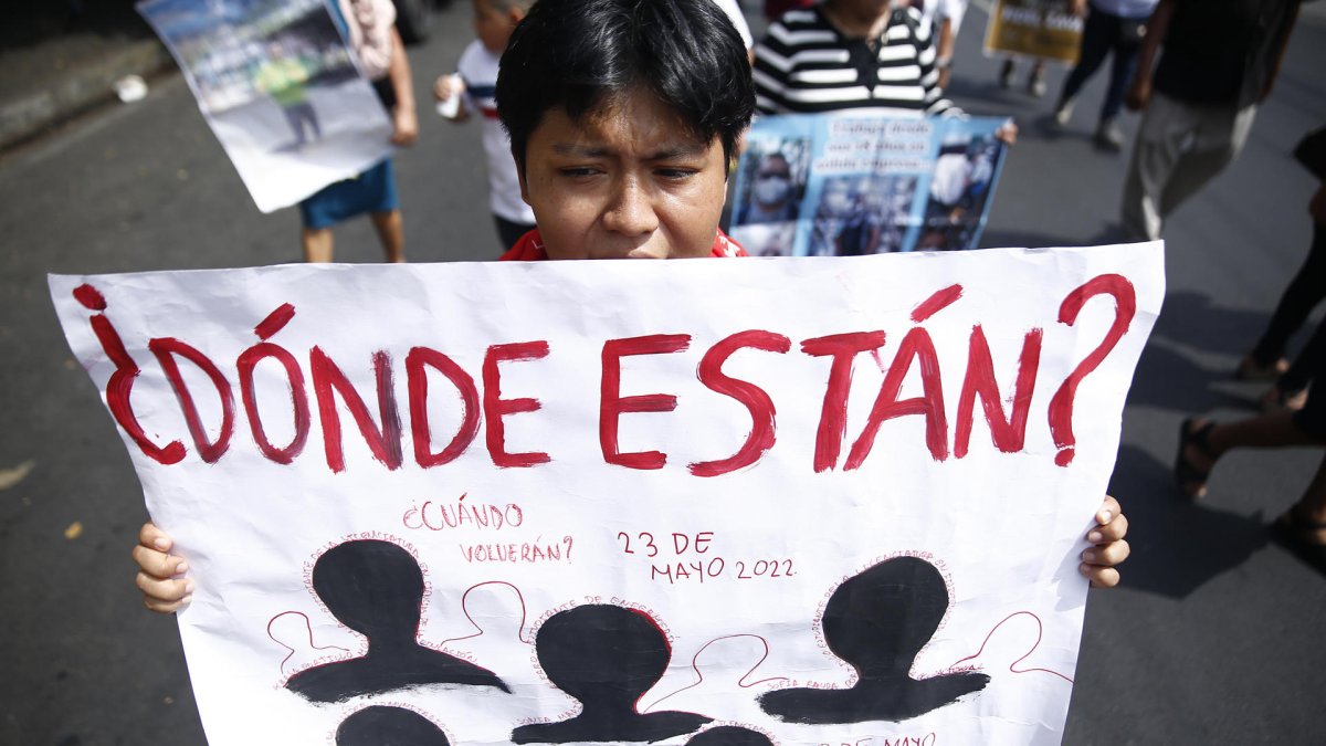 Una persona sostiene un cartel durante una manifestación este 27 de marzo de 2025, en San Salvador (El Salvador).