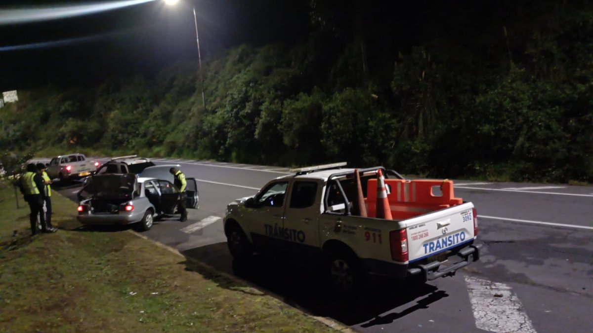 En el lugar estaba un vehículo abandonado.