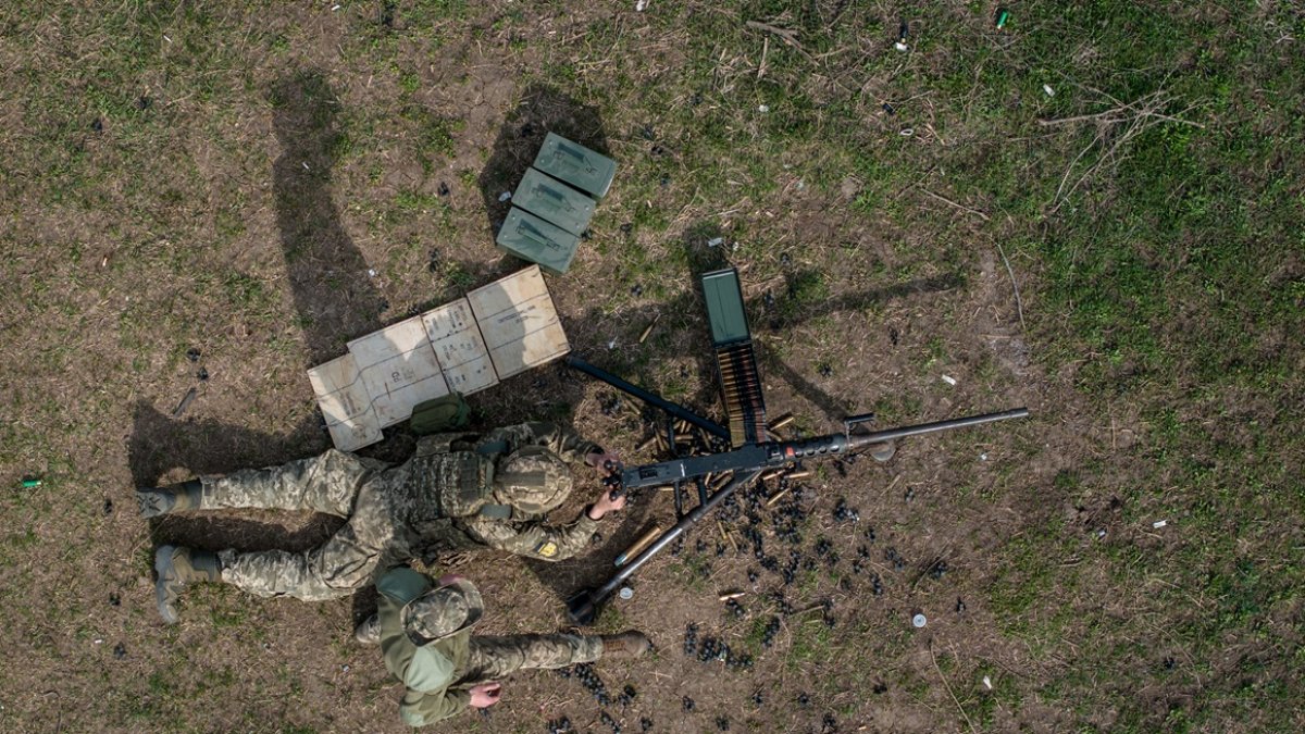 Un militar ucraniano opera una ametralladora Browning calibre .50 en el campo de entrenamiento en un lugar no revelado en el este de Ucrania.
