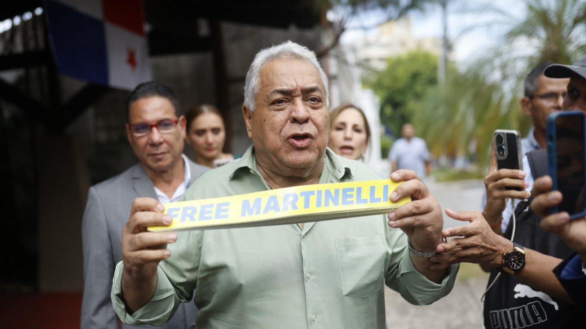 El abogado del expresidente panameño Ricardo Martinelli, Alejandro Pérez, fue registrado este jueves, 27 de marzo, al atender a la prensa, en Ciudad de Panamá (Panamá).