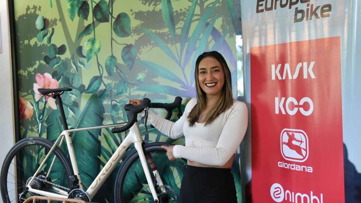 La ciclista de 31 años mostró feliz la bicicleta que llevará con su nuevo equipo: el  guatemalteco Macizo Banrural.