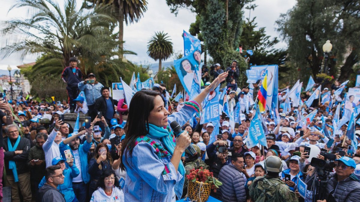 La candidata correísta Luisa González durante una acto de campaña.