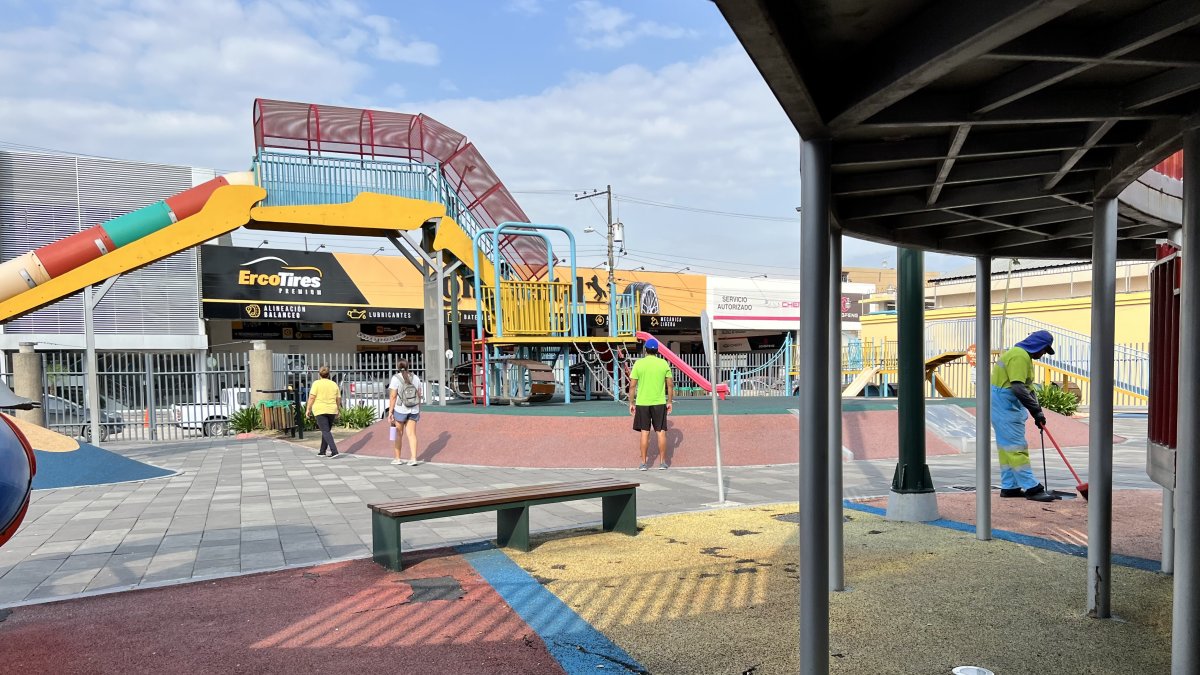 Suelo. El piso continuo de caucho granulado requiere que sea arreglado, ya que presenta fisuras, huecos y grandes depresiones; los menores podrían caerse al pisar mal.