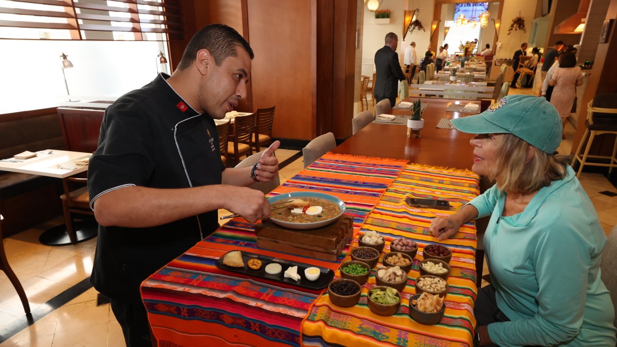 Gastronomía. El chef Riadh Ghiss, del hotel Oro Verde, le explica a Cathy Edelman, turista de Estados Unidos, en qué consiste la fanesca.