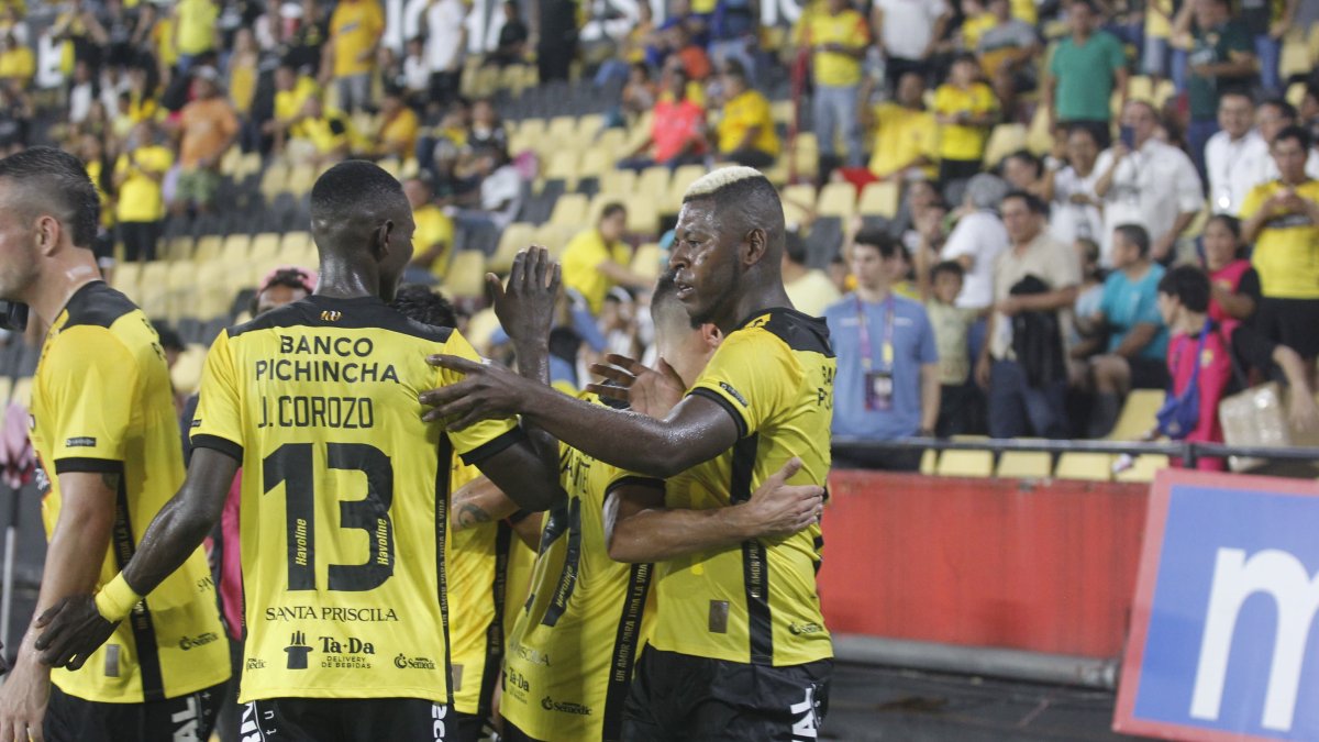 Todo el festejo del golazo de Gabriel Cortez con sus compañeros.