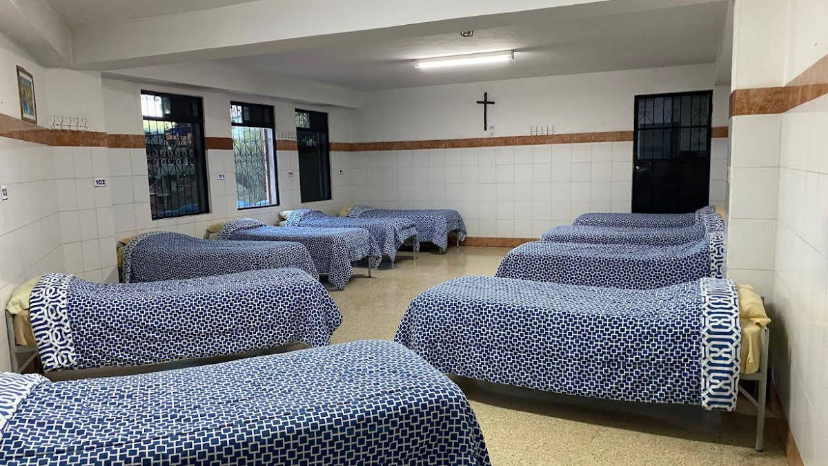 En el Albergue San Juan de Dios, en Quito, personas sin hogar tienen una cama, acceso a una ducha y a tres comidas, por 15 días