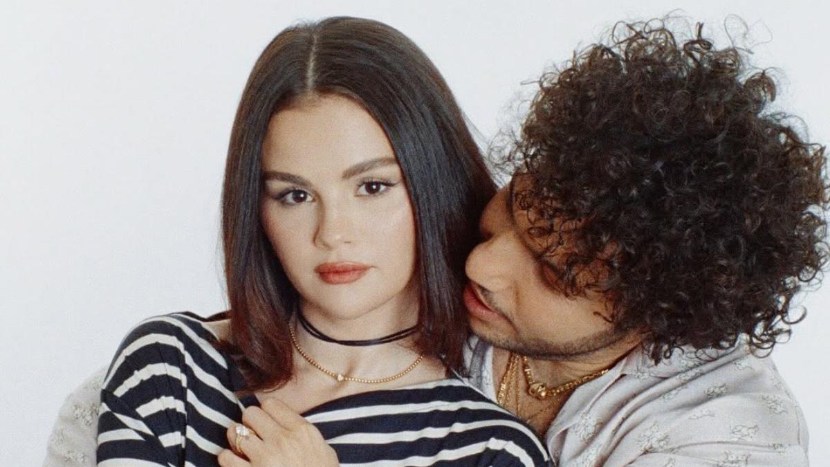 Selena Gómez y Benny Blanco presentan su versión moderna de ‘Ojos Tristes’, una reinvención del clásico de Jeanette.
