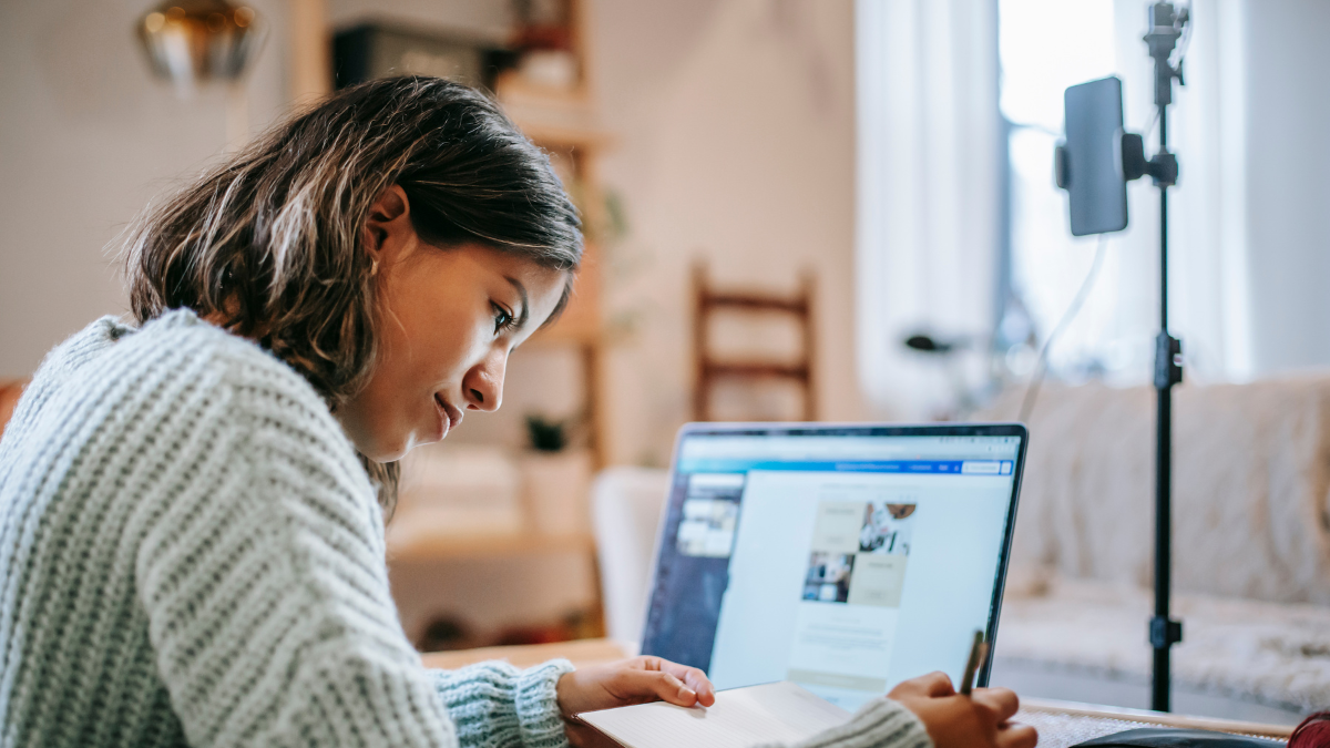 La educación virtual en Ecuador abre nuevas oportunidades para jóvenes y adultos que buscan finalizar sus estudios.