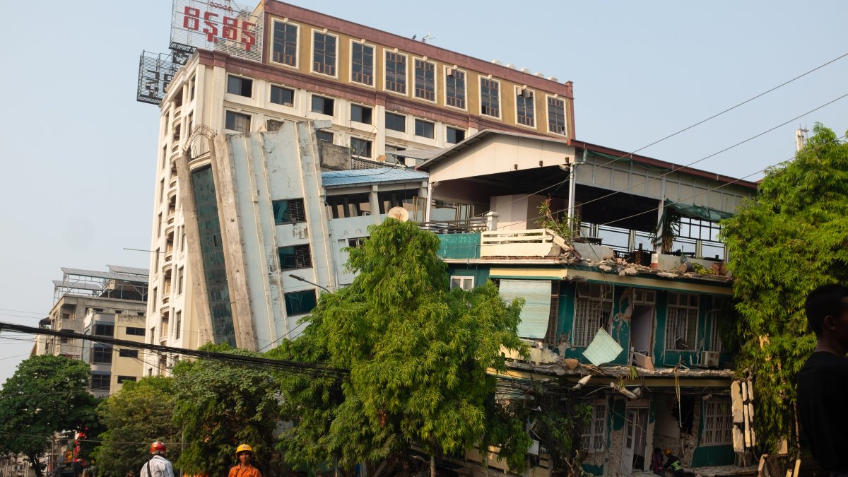 Rescatistas intensifican labores de rescate.