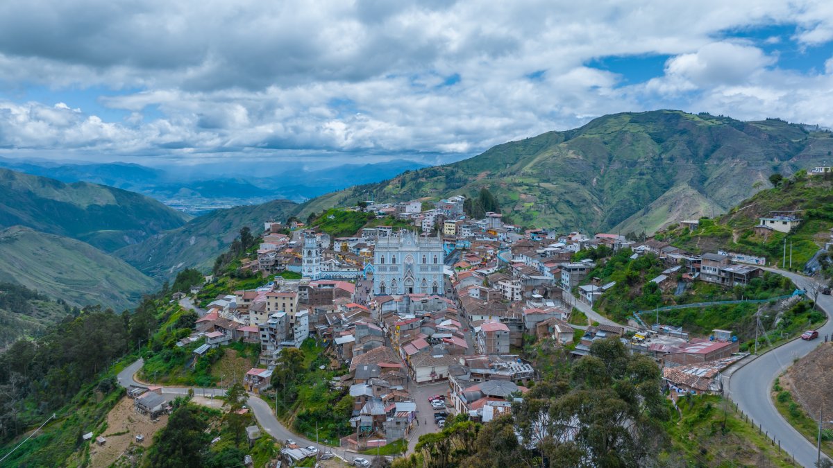 Una visión panorámica de El Cisne, al fondo se observa la iglesia donde está la virgen que atrae a miles de personas a llegar a esta parroquia de la provincia de Loja.