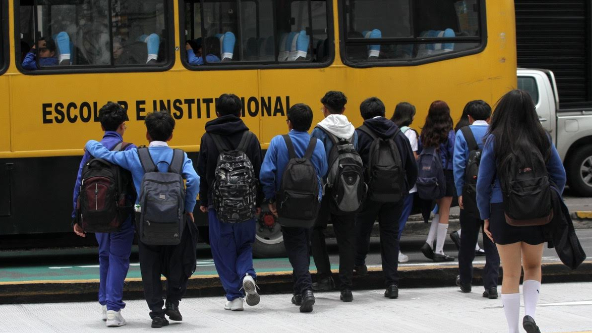 Al salir de clases, estudiantes del Colegio Manuela Cañizares, en Quito, son custodiados por brigadas de padres de familia.