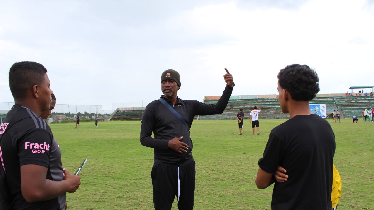 Simón Ruiz (c) ahora transmite la experiencia ganada en El Nacional y la selección ecuatoriana, a niños y jóvenes de Quinindé.