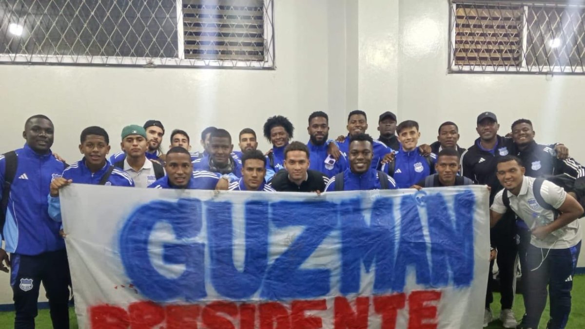 La famosa foto de los jugadores respaldando al presidente Jorge Guzmán.