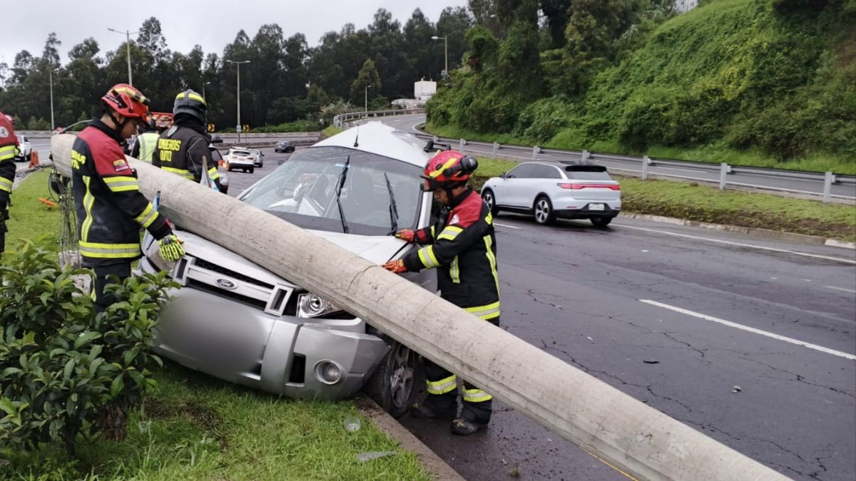 Dos personas quedaron heridas por el choque de un auto contra un poste en la Ruta Viva.