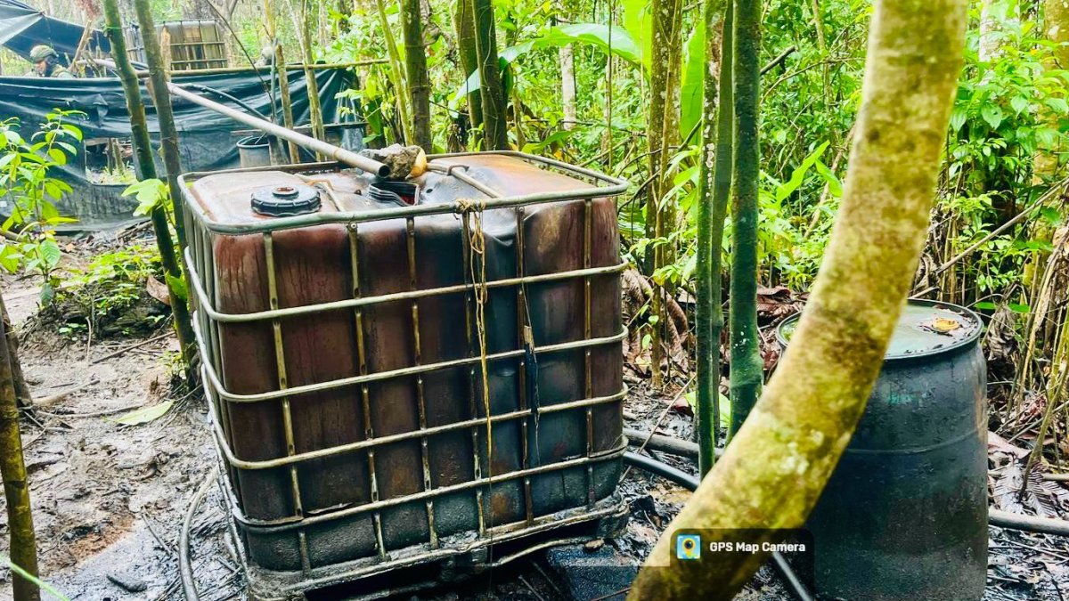 Parte de las instalaciones de una refinería clandestina de combustible que hallaron militares en Lago Agrio.