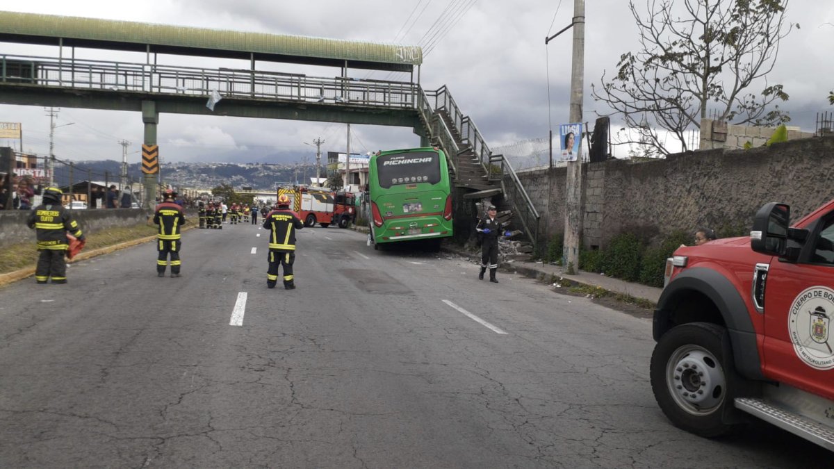 La unidad quedó incrustada en las gradas del puente, luego del choque del bus en Calderón.