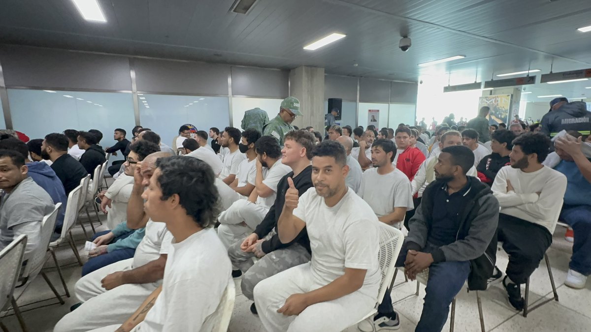 Deportados pasan por un filtro al llegar a Venezuela.