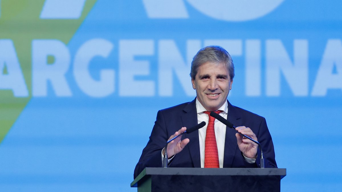 Ministro de Economía de Argentina, Luis Caputo, hablando en la Conferencia Política de Acción Conservadora (CPAC), en Buenos Aires.