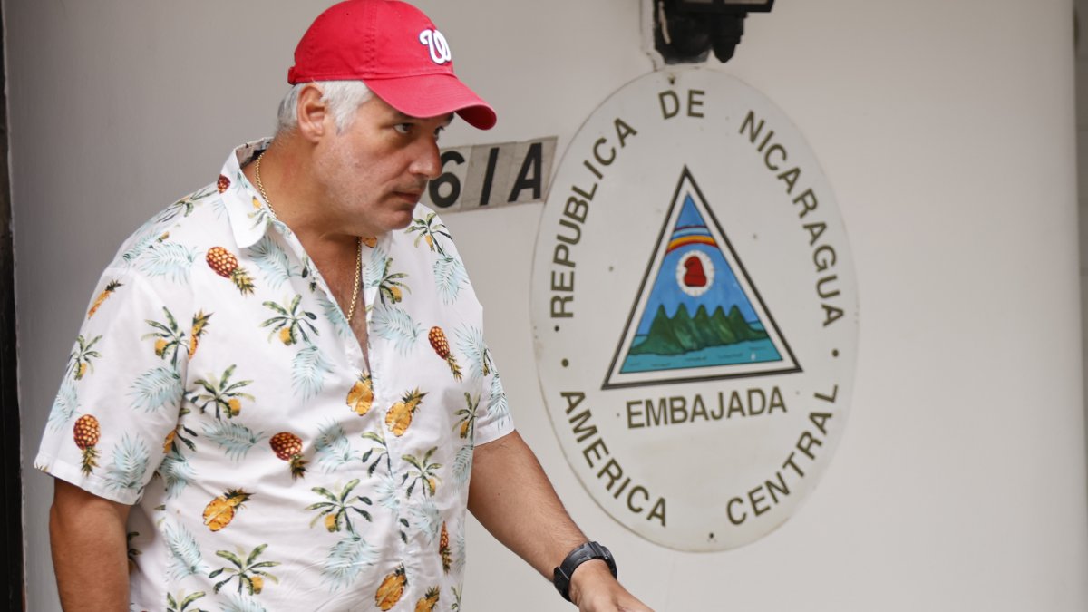  Ricardo Martinelli llega a la embajada de Nicaragua este domingo, en Ciudad de Panamá (Panamá). 