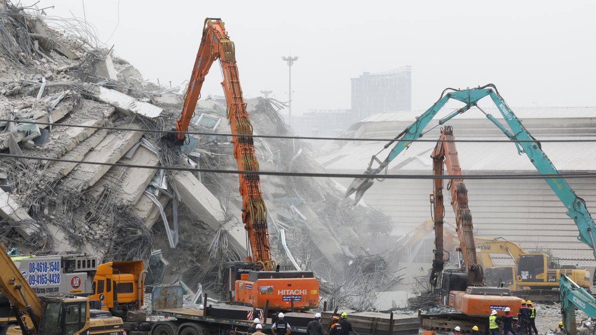 Situación. Decenas de maquinarias están en el sitio tratando de quitar escombros para encontrar a supervivientes del terremoto bajo la torre en construcción.