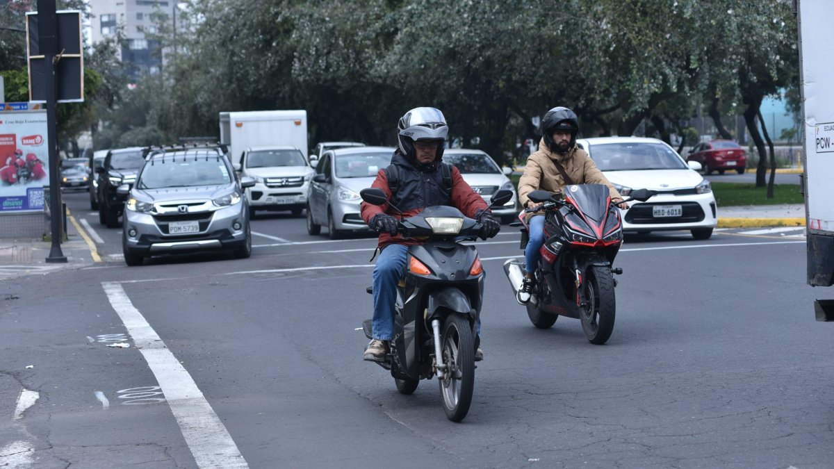 Ordenanza. En Quito está prohibida la circulación de dos o más personas en moto.