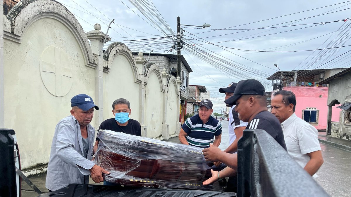 Morgue. Familiares de la víctimas del rayo retiraron sus cuerpos.