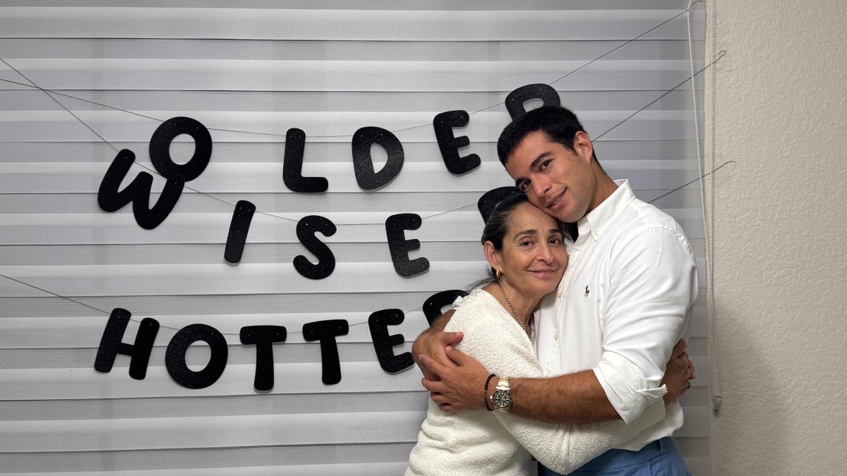 Elsa de Carrera con su hijo, Danilo.