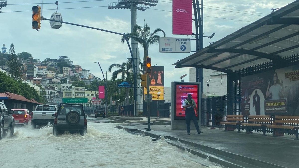 Inundación. Así se encuentra un tramo de la avenida Malecón Simón Bolívar.