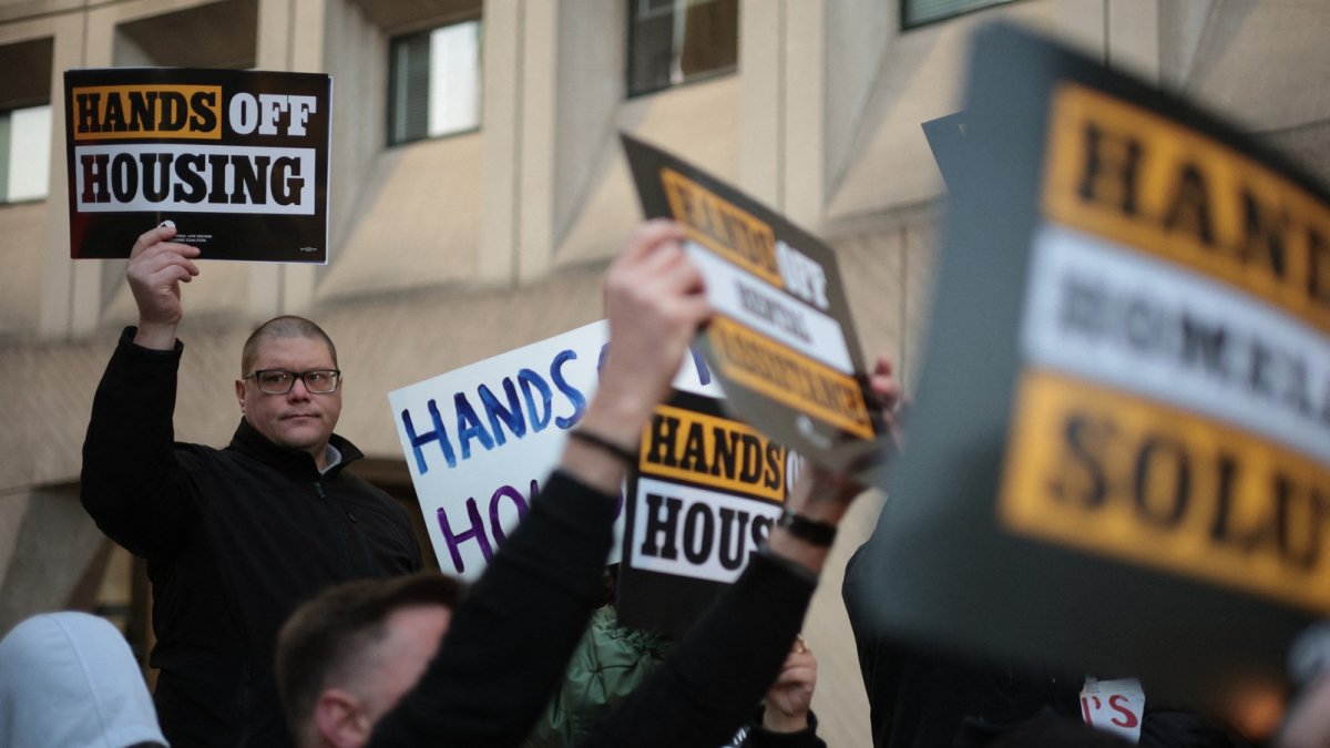 Activistas participan en una protesta frente al Departamento de Vivienda y Desarrollo Urbano de EE. UU. (HUD) el 3 de marzo de 2025 en Washington, D.C.
