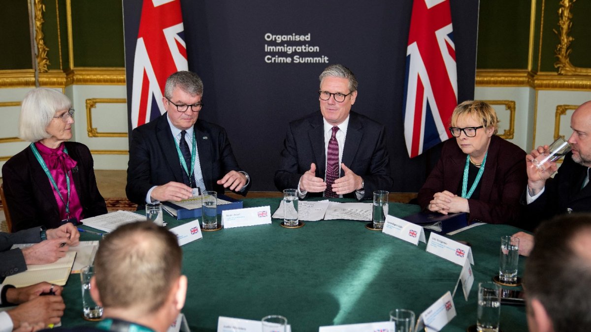 El Primer Ministro del Reino Unido, Keir Starmer, presidiendo una reunión acerca del crimen organizado.