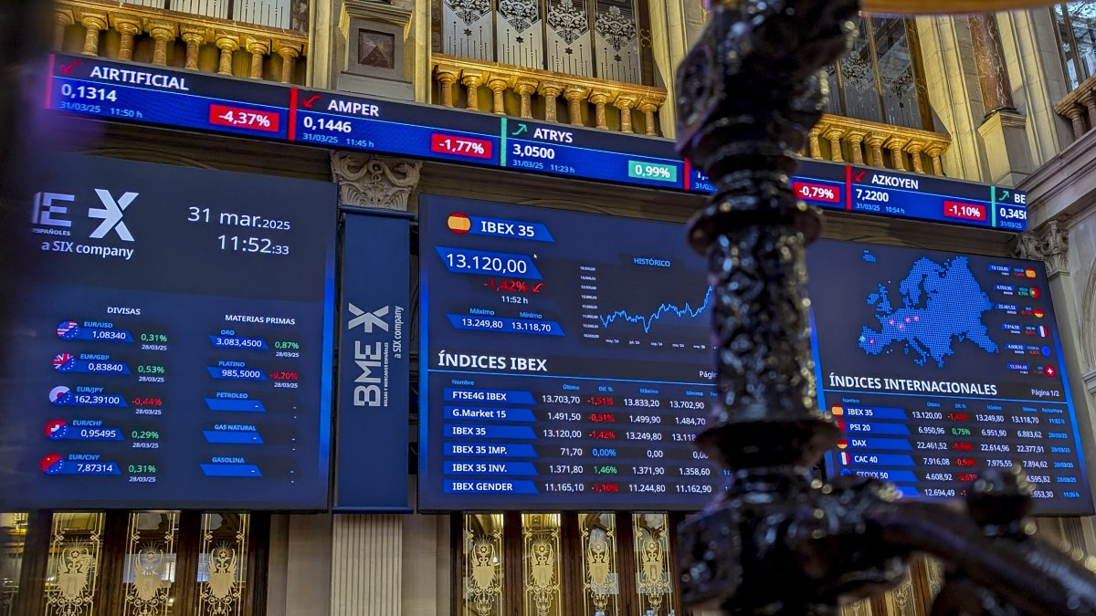 El principal selectivo español, el IBEX 35, ha abierto este lunes con un importante recorte del 0,73 % y por debajo de los 13.300 puntos, arrastrado por Wall Street y Asia.