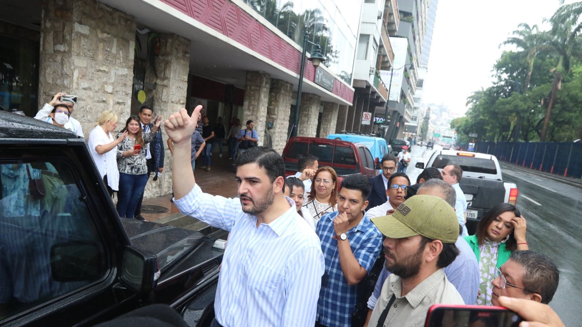 César Vivanco, con gorra a la derecha, acompaña al alcalde Aquiles Álvarez como su jefe de seguridad.