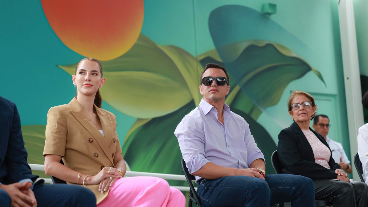 El presidente Noboa y su esposa, Lavinia Valbonesi, en un acto en Estados Unidos.