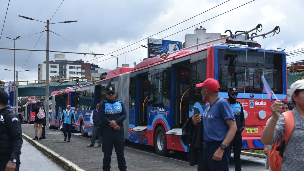 La flota de los nuevos 46 trolebuses circularon por su carril exclusivo en Quito.