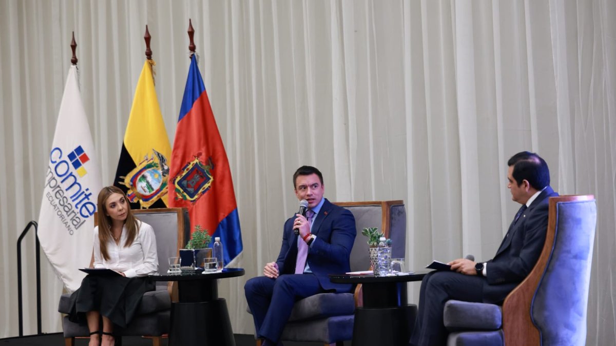 El primer mandatario, junto a representantes del sector empresarial.