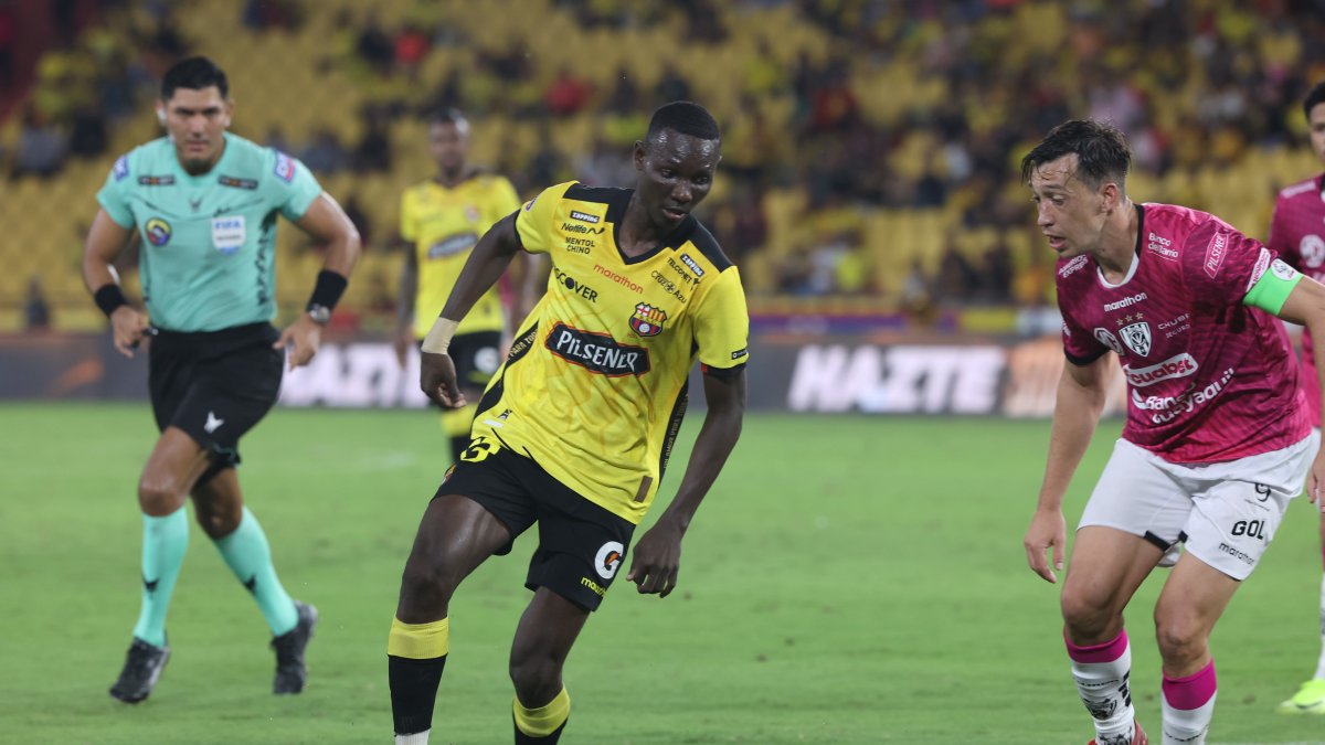 Janner Corozo (i), extremo del Barcelona SC, intenta superar la marca del defensa Richard Schunke, del Independiente del Valle.