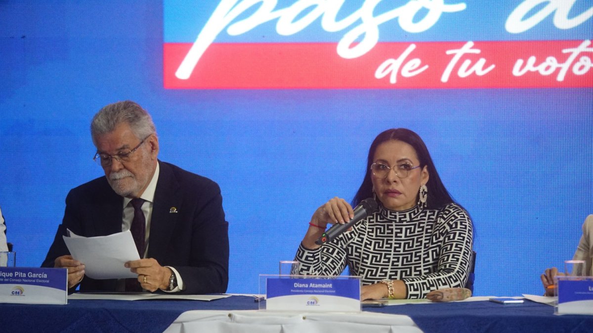 La presidenta del CNE Diana Atamaint presentó el protocolo para la prohibición del uso de celulares.