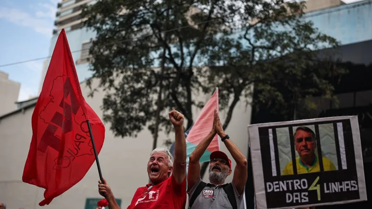 Opositores al expresidente brasileño Jair Bolsonaro piden su encarcelación y la no amnistía a los involucrados en el intento de golpe de Estado en 2023.