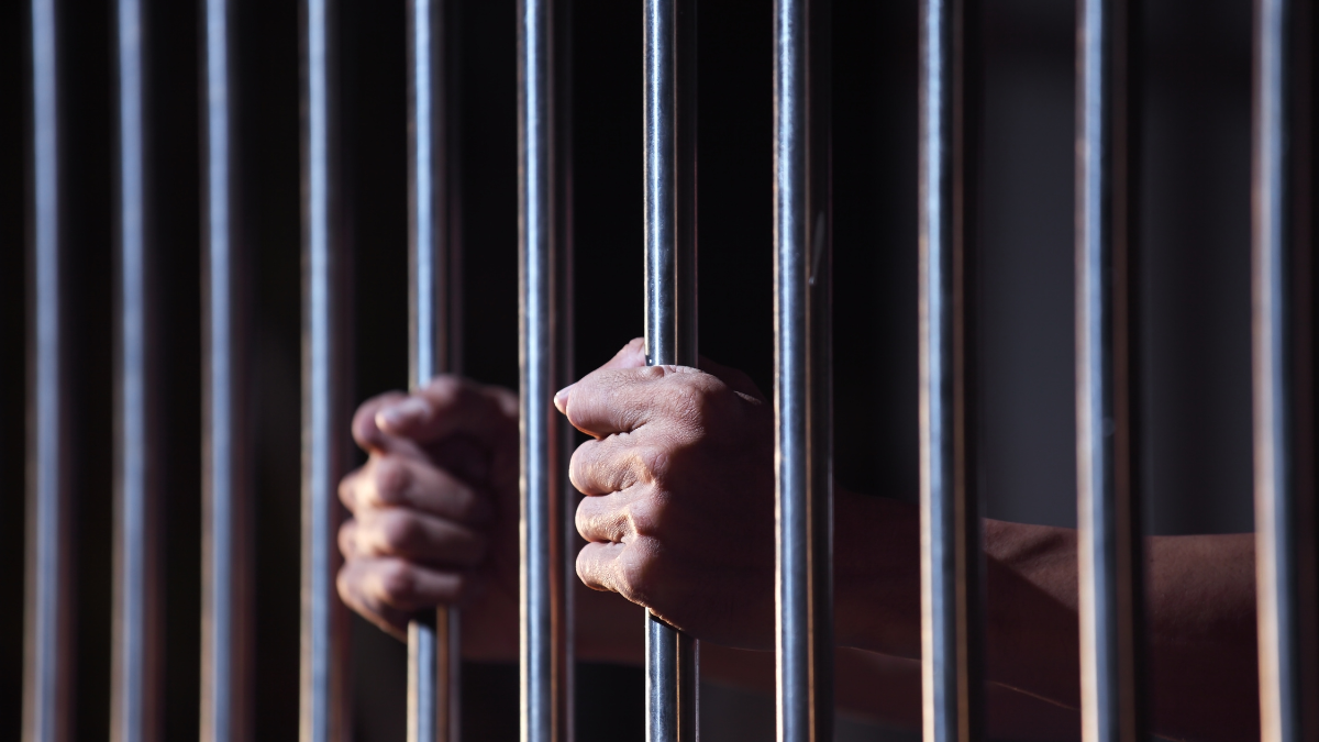 El ministro John Reimberg habla de medidas urgentes para cortar la señal móvil en las cárceles del país.