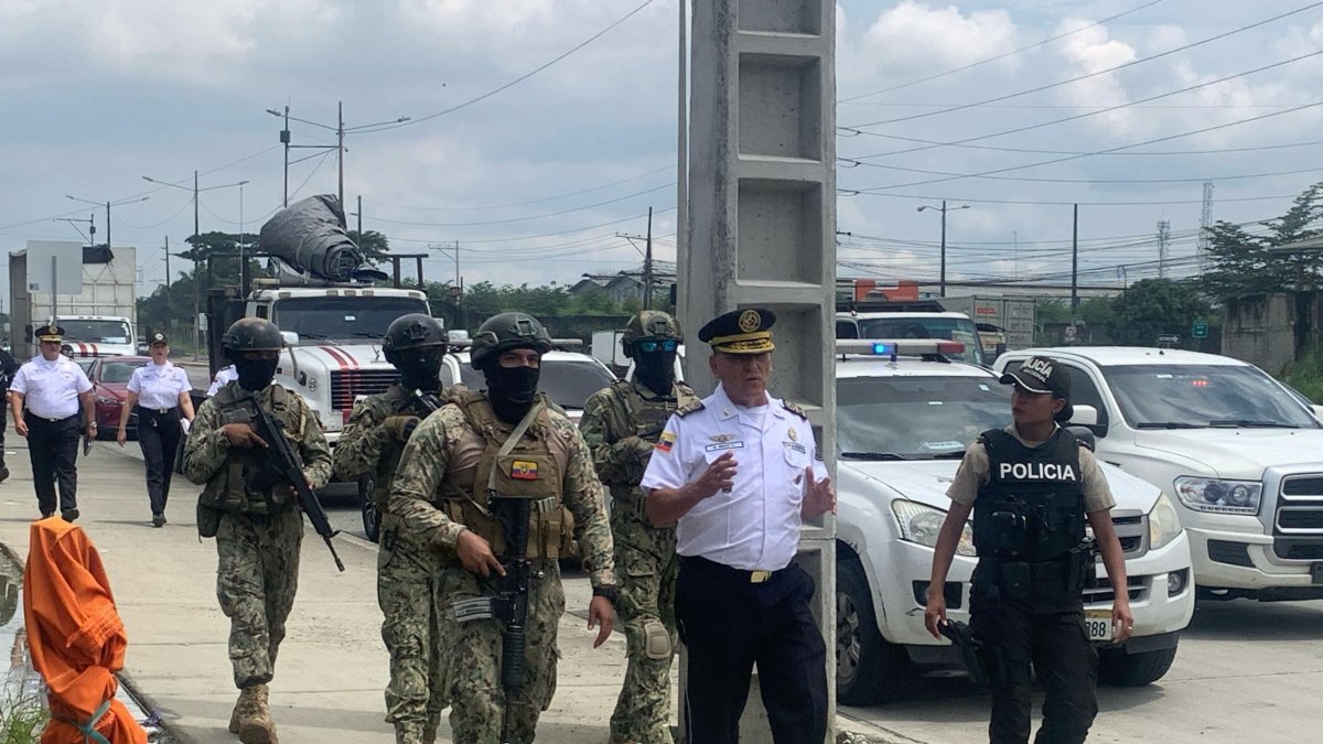 Agentes de la CTE y miembros de las Fuerzas Armadas recorrieron los exteriores de la Penitenciaría del Litoral, la mañana de este lunes 31 de marzo.