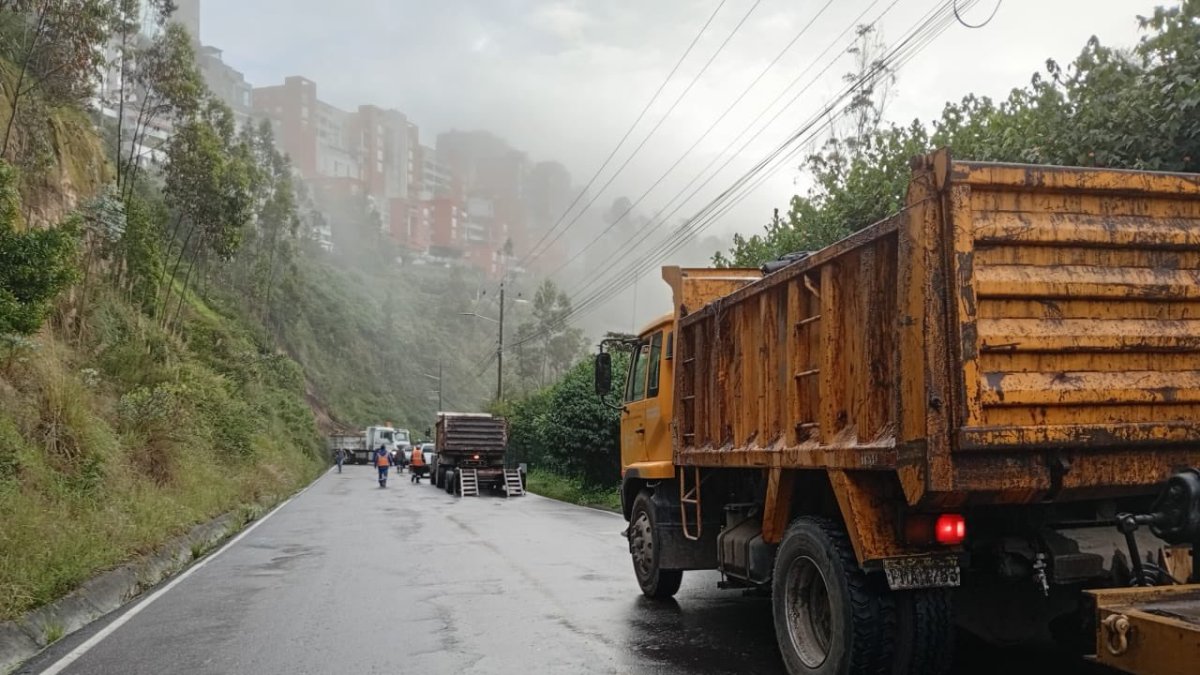 Las lluvias han provocado deslizamientos, como el de Nayón que bloqueó el paso en el sector de la UDLA.